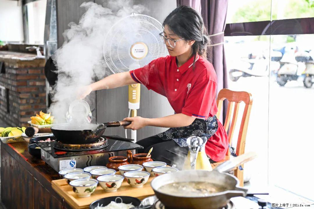 全网追的“扁担女孩”,找了一份暑假工,时薪12元 - 连云港生活资讯 - 连云港28生活网 lyg.28life.com